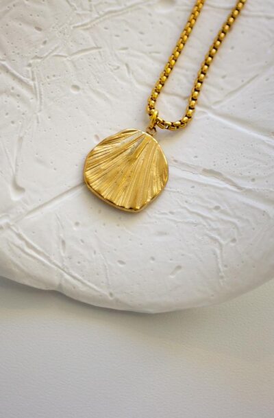 Minimal Scallop shell Necklace 2