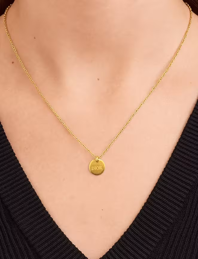 Minior Dior necklace detail 2